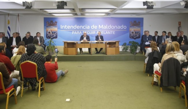 Intendente Abella firmó resoluciones sobre estructura orgánica de la IDM, de designación de directores generales y dejó instalado gabinete