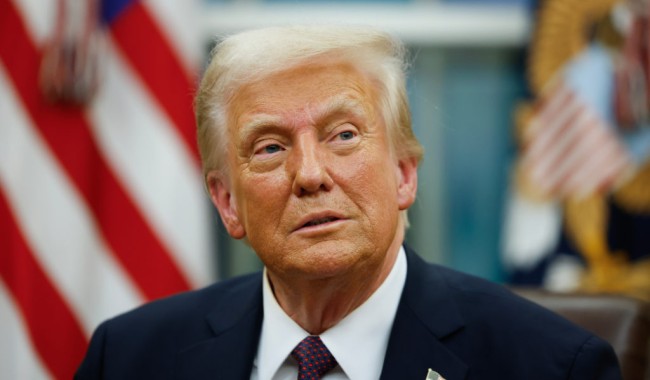 El mensaje 'DJT' de Trump: ¿"manipula" el mercado con sus anuncios arancelarios?