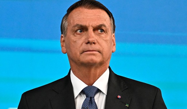 Allanan la casa del expresidente de Brasil Jair Bolsonaro y le ordenan usar tobillera electrónica