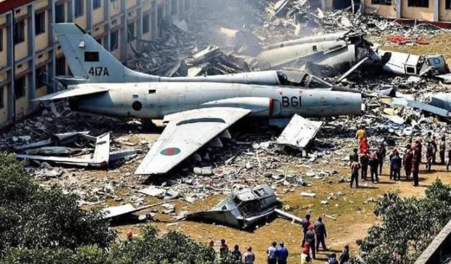 Un caza de la Fuerza Aérea de Bangladesh se estrella contra una escuela en Daca y deja 19 muertos y 164 heridos