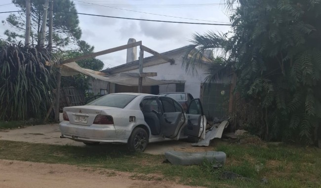 Policía investiga muerte de un hombre al que apuñalaron, balearon y le clavaron un destornillador en el pecho