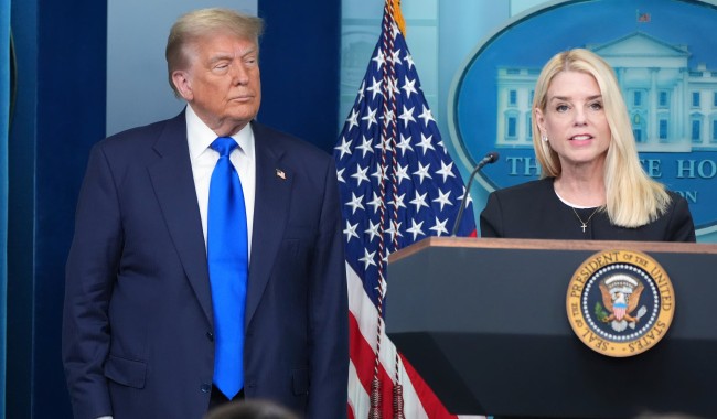 La fiscal general Bondi avisó en mayo a Trump de que su nombre figuraba en los ‘papeles de Epstein’