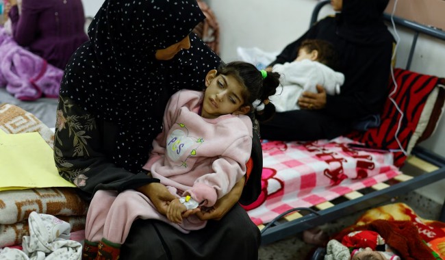 La desnutrición mató a cinco gazatíes, incluido un bebe y 2 niños, en las últimas 24 horas