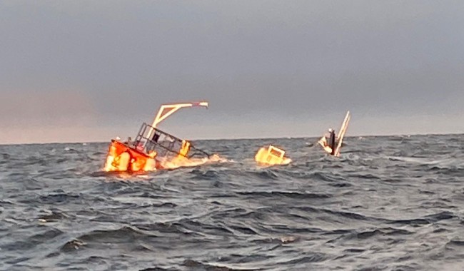 Se incendió una embarcación de tráfico frente a Punta Colorada