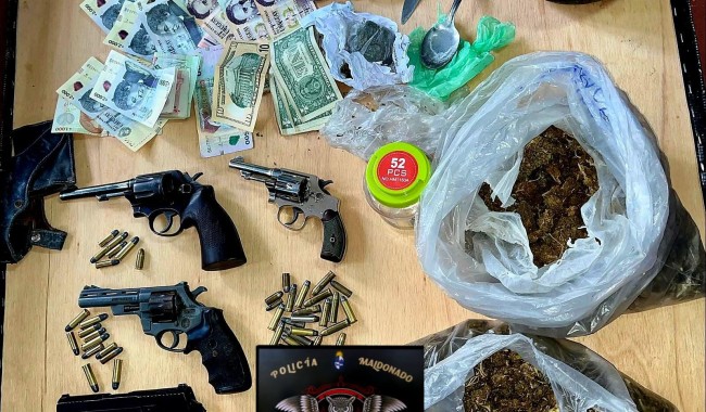 Cuatro detenidos, droga, dinero, armas y una moto robada como saldo de Operación Carrara en Zona Oeste