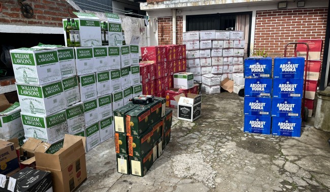 Aduana desmanteló centro de distribución de bebidas alcohólicas con etiquetas falsas en Maldonado
