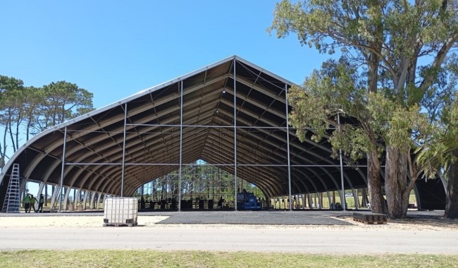 Eventos y temporada: intendencia llama a licitación pública para carpa de shows en El Placer