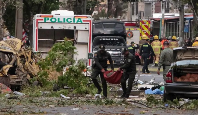Un atentado con explosivos contra una base militar y el derribo de un helicóptero de la policía dejan al menos 18 muertos y decenas de heridos en Colombia