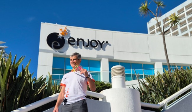 Integrante del Enjoy Team en el podio de la 16ª Maratón Internacional de Punta del Este
