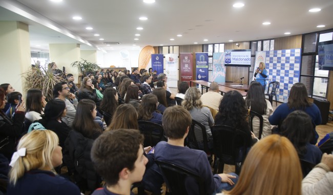 Foro sobre salud mental desde la perspectiva de adolescentes y jóvenes contó con más de 100 participantes