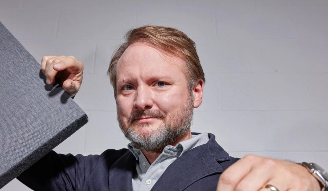 Rian Johnson quiere dirigir más películas de 'Knives Out' a pesar del fin de su acuerdo con Netflix: "Me encantaría seguir haciendo estas películas el resto de mi vida"