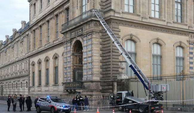 Un robo de joyas de "valor incalculable" obliga a cerrar el museo del Louvre de París mientras la policía se lanza a la caza de los ladrones