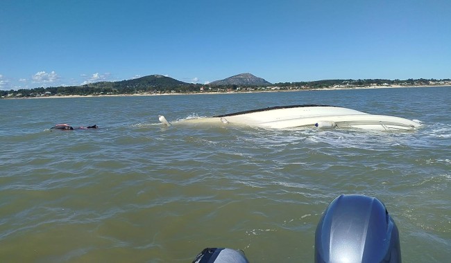 Prefectura rescató a dos tripulantes de embarcación hundida en Playa Hermosa
