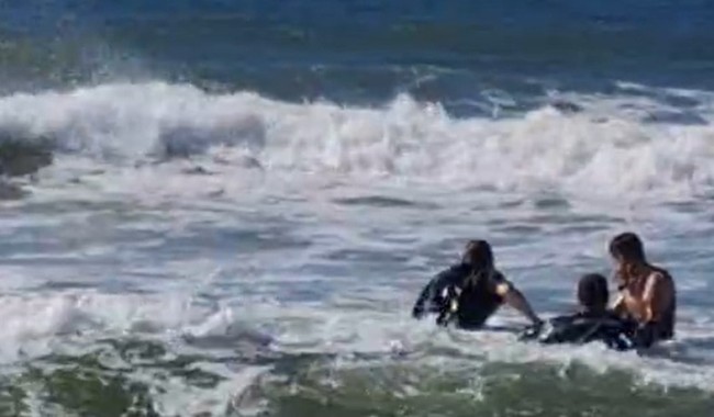 Una mujer se ahogó en Punta Negra y dos policías que quisieron rescatarla también fueron arrastrados por la corriente, pero lograron salvarlos