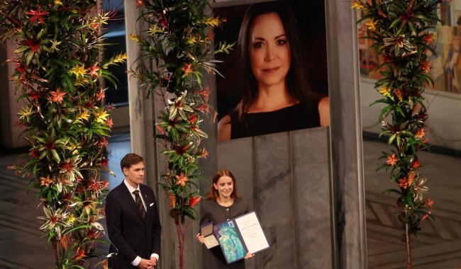 La hija de María Corina Machado recibe en nombre de su madre el premio Nobel de la Paz: "El mundo presenciará pronto el regreso de los nuestros a casa. Y yo estaré allí para recibirles"