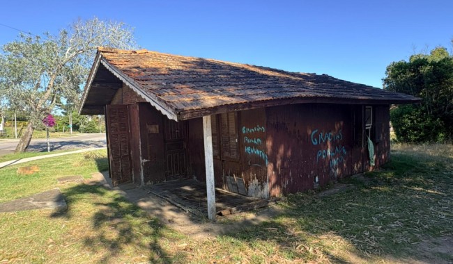 Demolieron cabañas usurpadas en La Barra, linderas a dos centros de estudios