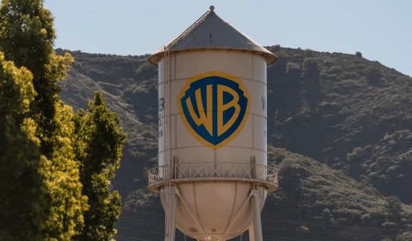 Paramount se vuelve hostil en una oferta para Warner Bros., desafiando una oferta de 72 mil millones de dólares de Netflix