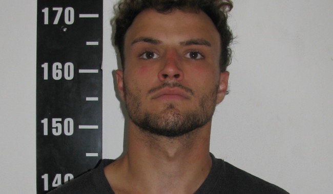 Hizo una gran compra en un supermercado con una tarjeta robada y cayó al ir a retirarla