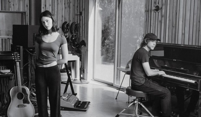 Gracie Abrams, Aaron Dessner y Bon Iver lanzan una canción para ayudar a poner fin a la violencia con armas de fuego: “El mundo está sufriendo”