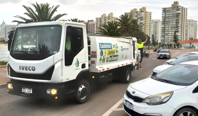 Mientras Montevideo acumula basura, Maldonado vuelve a mostrar músculo en limpieza urbana en plena temporada
