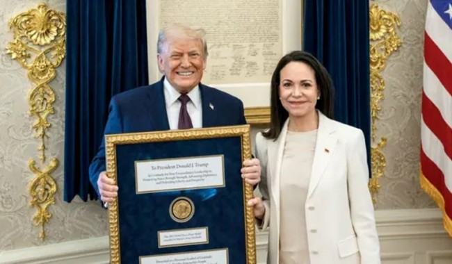 María Corina Machado entregó a Trump la medalla del Nobel enmarcada con un mensaje de "gratitud"