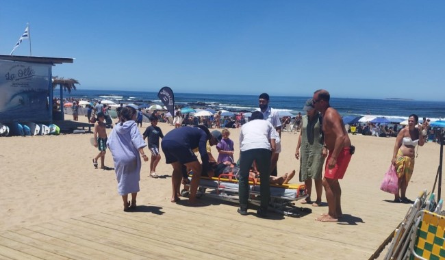 Adolescente fue rescatado por guardavidas en la Brava tras ser arrastrado por una ola