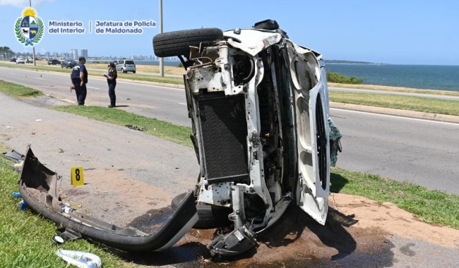 Un hombre murió después de ser aplastado por un auto que volcó en la rambla; el conductor del vehículo dio positivo a la espirometría