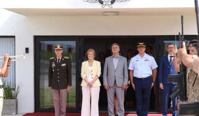 El presidente Yamandú Orsi inicia visita a China acompañado de una delegación de 150 personas entre jerarcas y empresarios; el martes se reúne con Xi Jinping