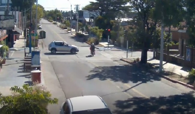 Tránsito: motos cruzan en rojo y generan situaciones de colisión en Maldonado