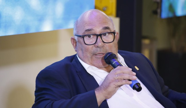 Abella pidió trabajar sin banderas políticas y planteó un plan a 2030