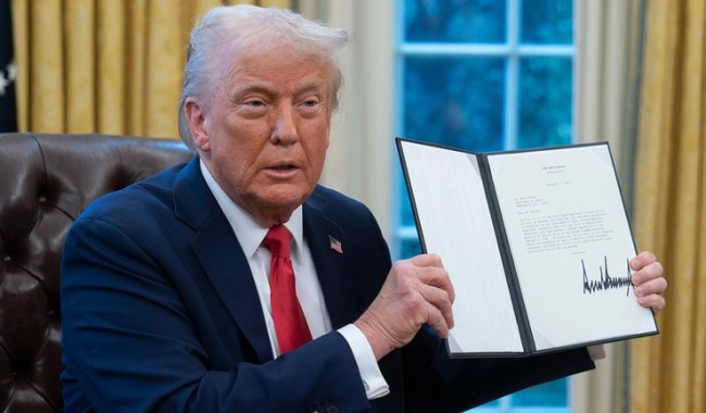 Trump ordena destruir todos los barcos que coloquen minas en Ormuz y presume de tener el "control total" del estrecho