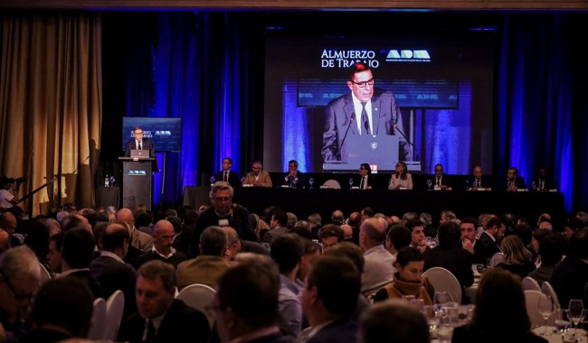 Oddone anunció que Uruguay cambiará la forma de medir déficit y deuda: “Son gasto público igual”