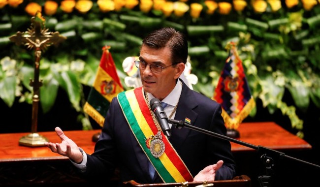 Presidente de Bolivia promulga ley que elimina límites al estado de excepción en medio de la crisis
