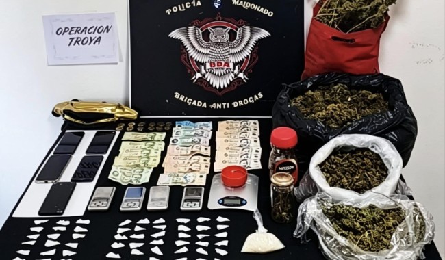 Operación Troya: tres detenidos y una importante incautación de cocaína, marihuana y una moto robada en allanamientos en Maldonado y San Carlos