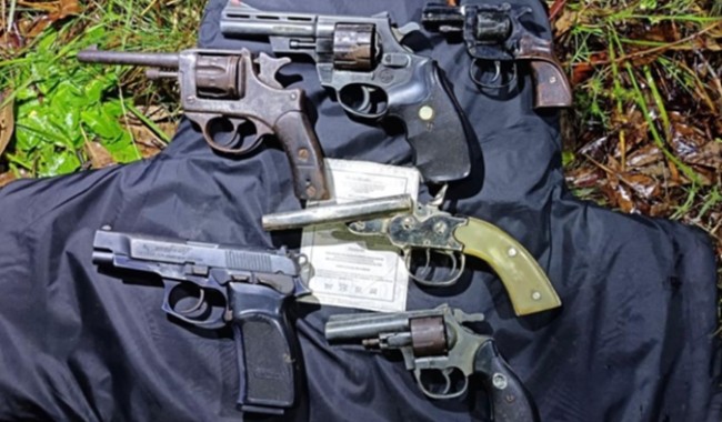 Investigación sobre banda que robaba en zonas rurales suma el hallazgo de armas y un chaleco policial robado