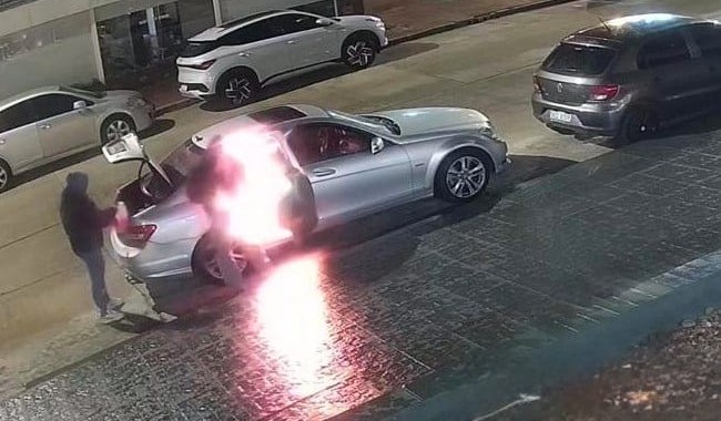 Celos, dos intentos y un Mercedes-Benz incendiado: qué pasó en Punta del Este