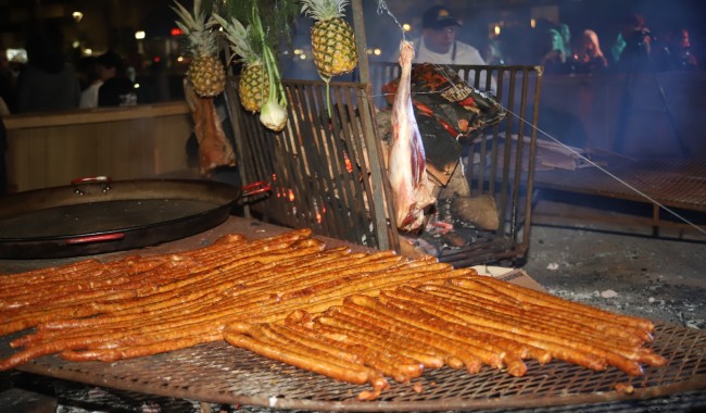 Entre Fuegos desafió al frío y reunió gastronomía y público en la playa La Rinconada de Piriápolis