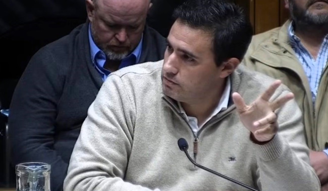 Varela defendió las contrataciones directas de Abella y acusó de “mezquindad” al Frente Amplio