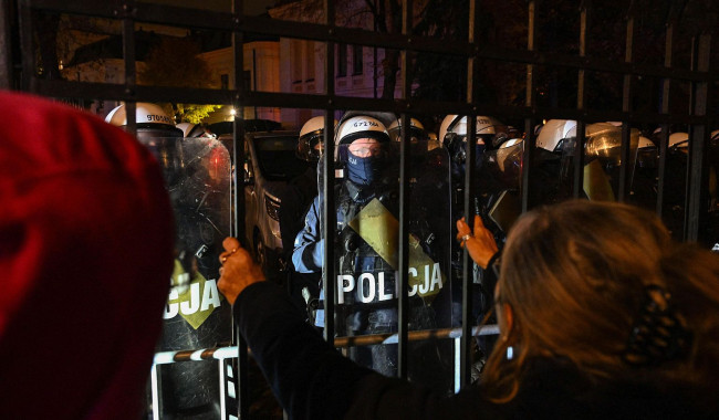La Policía rodea el Constitucional de Polonia tras el retorno de Nawrocki y las alertas de golpe de Kaczyński