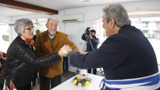 Casamiento: intendente sorprendió a una pareja en el Paseo San Fernando