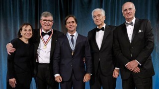 Americas Society honró al presidente Luis Lacalle Pou con la Insignia de Oro