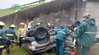 Hombre atrapado tras vuelco de su camioneta en la Interbalnearia: fue internado grave