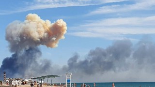Explosiones azotan bases militares rusas en Ucrania; Moscú responde con bombardeos