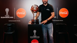 Coca-Cola presentó en Uruguay el trofeo oficial de la CONMEBOL Sudamericana