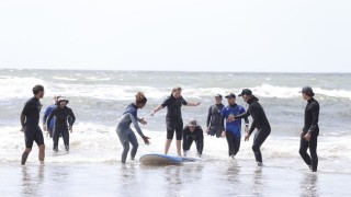 Octavo encuentro de Surf inclusivo convocó a 56 jóvenes en situación de discapacidad a disfrutar del mar