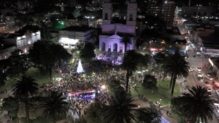 Se encendió el árbol de Navidad de la Plaza Fernando y hubo mapping sobre la Catedral de Maldonado
