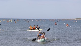 Antía destacó la importancia de actividades para jóvenes que ofrece Maldonado al largar la travesía a la isla en Kayak y Paddle Surf