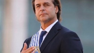 Encuesta: sube la aprobación al presidente Lacalle Pou y baja la desaprobación