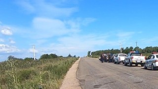 Conductor de moto fue condenado por desacato cuando evadió control en La Barra y terminó chocando con el móvil policial que lo perseguía
