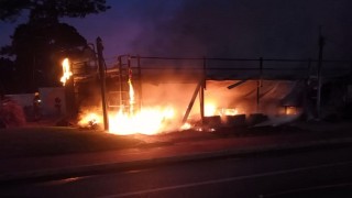 Conocida verdulería se incendió esta madrugada y las pérdidas fueron totales
